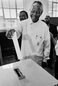 Nelson Mandela röstar 1994