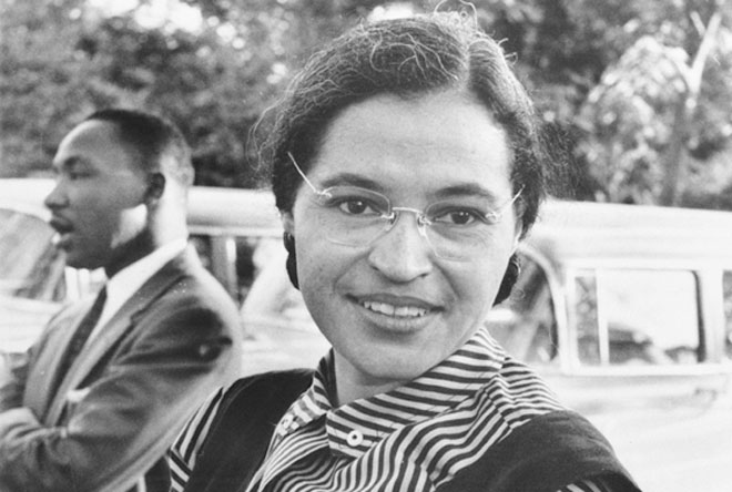 Rosa Parks, med Martin Luther King i bakgrunden