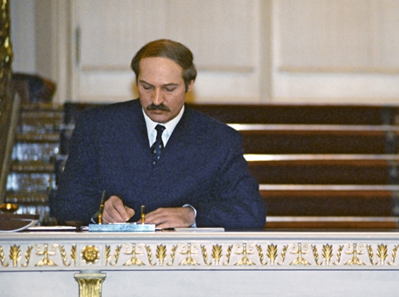 Aleksandr Lukasjenko signerar den belarusisk-ryska unionen, 1997