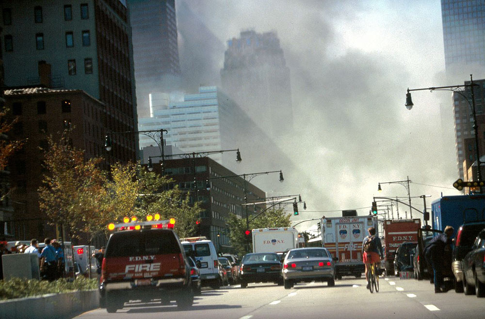 9/11 - Rök och damm faller över New York