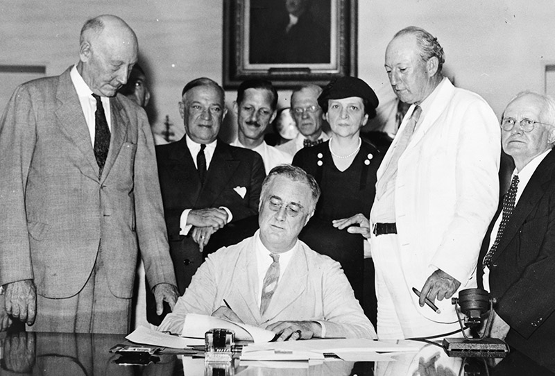 The New Deal - president Roosevelt signerar Social Security Act
