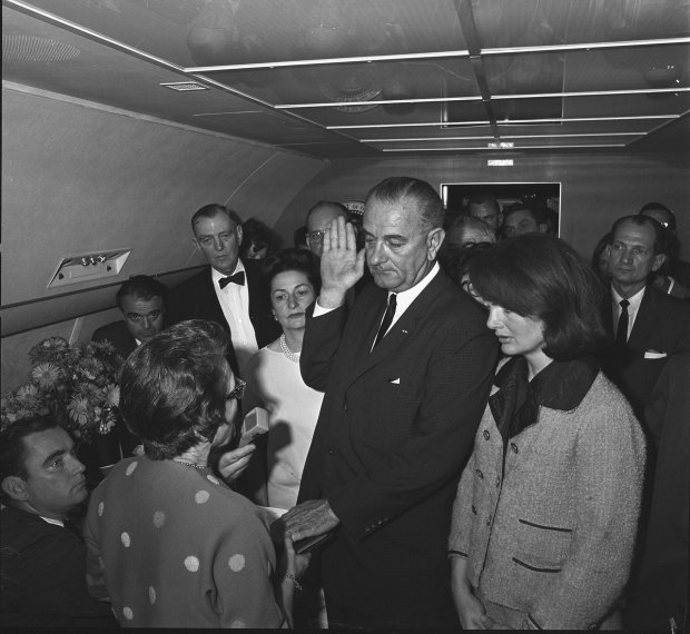 Kennedymordet - Lyndon B. Johnson avlägger presidenteden på Airforce One.