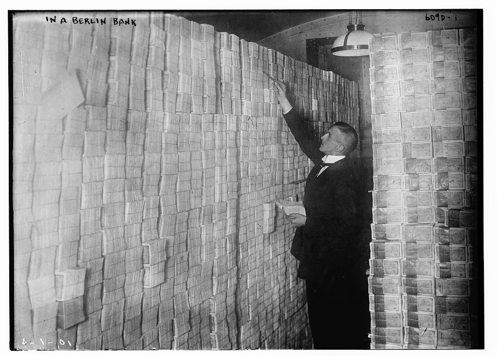 Hyperinflationen i Weimarrepubliken: Ett foto inifrån en bank i Berlin, 1923.
