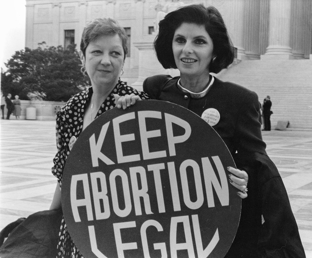 Norma McCorvey (vänster) var den ogifta, gravida kvinnan bakom rättsfallet Roe mot Wade. Här 1989 framför högsta domstolen i USA, tillsammans med sin advokat. Foto: Lorie Shaull